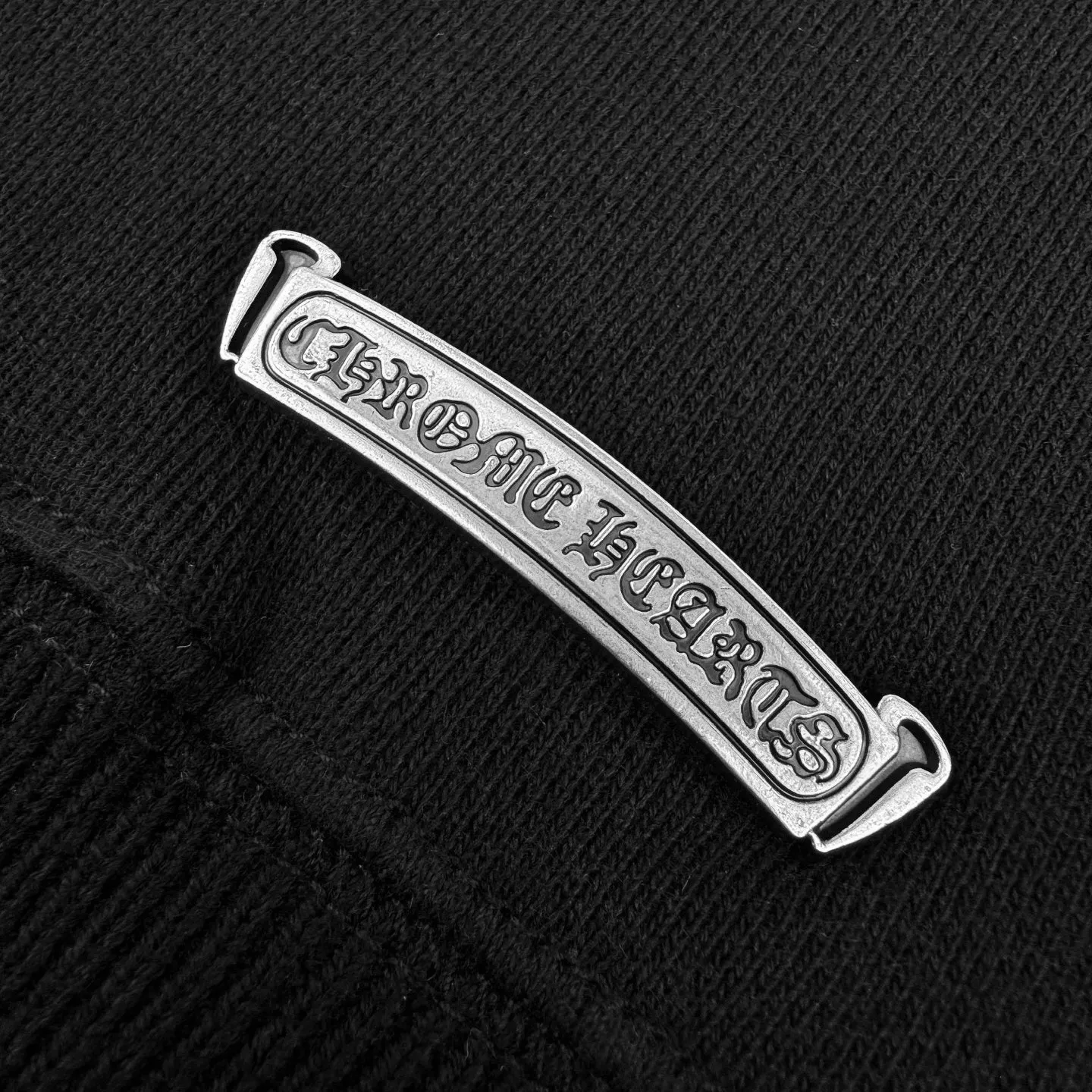 P490 CH Crow Heart Cross Sanskrit Embroidered Hooded Sweatshirt (Black) Original purchase and development for RMB 15,998. The fabric is made of custom-made heavy fortress intertwined air cotton. It is full of texture, thick and solid, and uses classic black as the curtain to give a deep sense of luxury. With the Crow Heart Cross patch embroidery decoration on the chest, it becomes the ultimate interpretation of dark Gothic style. The CH Gothic font is the finishing touch on the back panel, making the totem the emblem of your spirit. The logo iron plate sways slightly with the swing of the body, adding a sense of movement and vitality. It is unobtrusive but has an indescribable aura. It interprets the perfect blend of retro and luxury, using imported machine appliqué embroidery technology. Using advanced computer control systems and precision mechanical components, the Chrome Hearts logo appliqué embroidery operation is realized. It presents an embroidery effect with both clarity and three-dimensionality, and the fabrics have been washed. It has a better hand feel and texture. It is not easy to deform, shrink or fade. Maintain long-lasting beauty. Size:S-M-L-XL